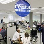 Varias personas son atendidas en la Agencia Tributaria 