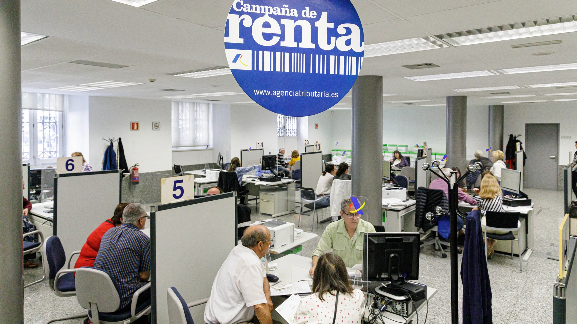 Varias personas son atendidas en la Agencia Tributaria