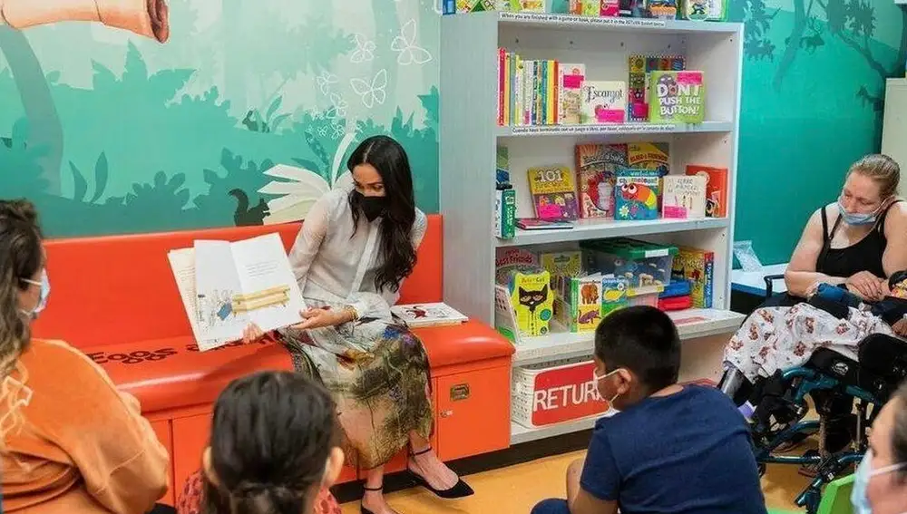 Meghan Markle en un hospital con niños en Los Ángeles.