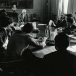 John Barth, al frente de la mesa impartiendo clase en la Universidad