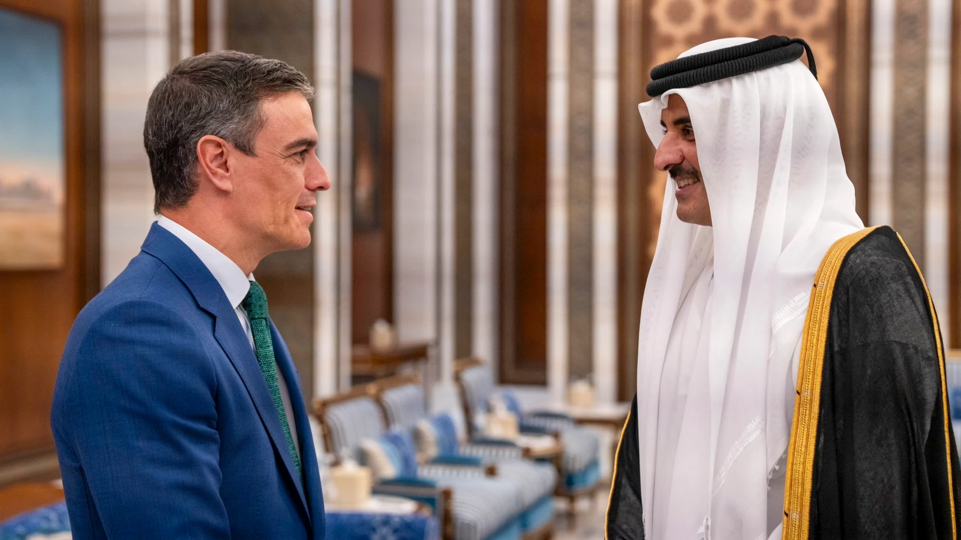 Doha (Qatar), 03/04/2024.- A handout photo made available by the Qatar News Agency shows Spain's Prime Minister Pedro Sanchez (L) meeting with Qatar's Emir Sheikh Tamim bin Hamad al-Thani (R) at Lusail Palace in Doha, Qatar, 03 April 2024. (España, Catar) EFE/EPA/QATAR NEWS AGENCY / HANDOUT HANDOUT EDITORIAL USE ONLY/NO SALES HANDOUT EDITORIAL USE ONLY/NO SALES