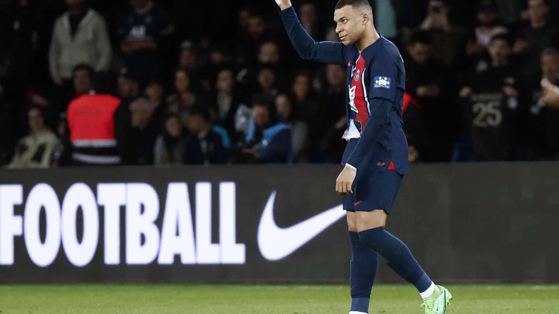 Paris (France), 03/04/2024.- Paris Saint Germain's Kylian Mbappe (R) celebrates scoring the 1-0 opening goal during the French Coupe de France cup semi-finals soccer match between Paris Saint-Germain and Stade Rennes, in Paris, France, 03 April 2024. (Francia) EFE/EPA/Mohammed Badra