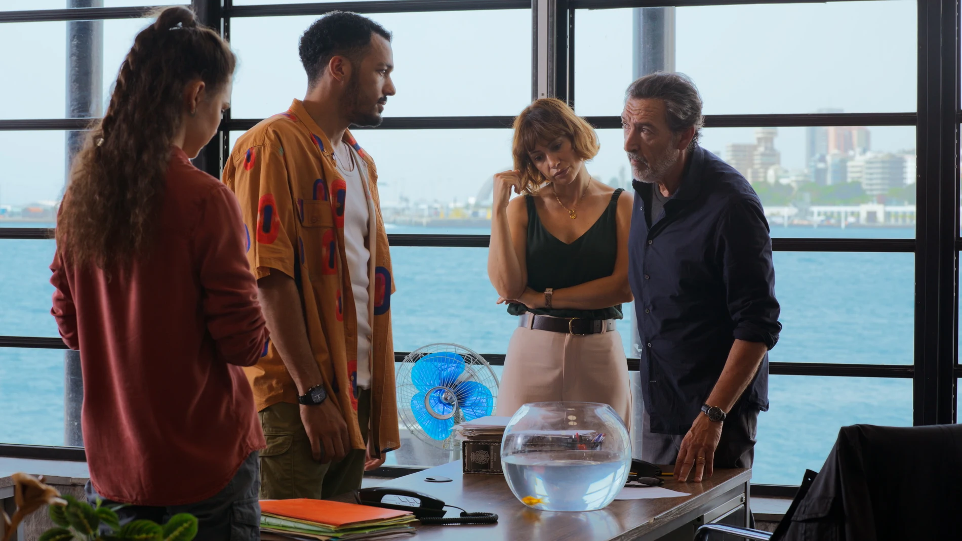 Natalia Verbeke y Ginés García Millán en una escena de la serie 'Una vida menos en Canarias'