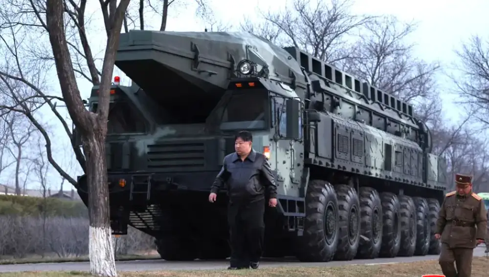 Kim Jong Un camina delante del Hwasongpho-16B TEL antes del reciente lanzamiento de prueba.