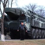 Kim Jong Un camina delante del Hwasongpho-16B TEL antes del reciente lanzamiento de prueba. 