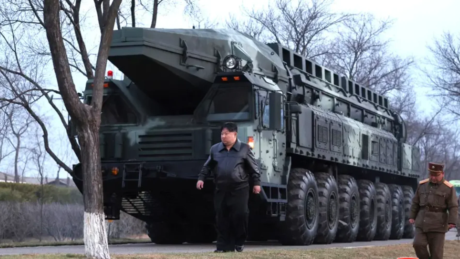 Kim Jong Un camina delante del Hwasongpho-16B TEL antes del reciente lanzamiento de prueba.