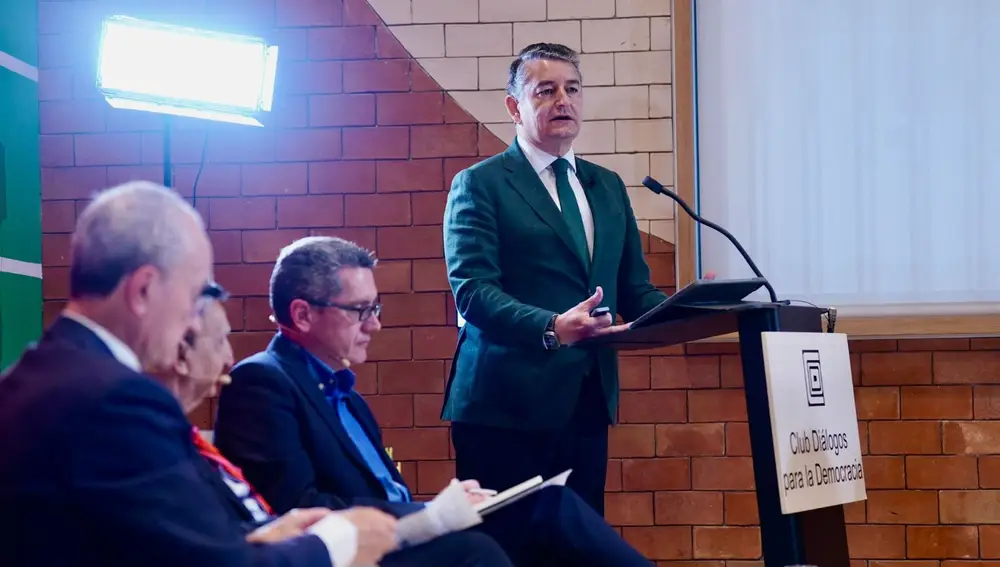 El consejero de la Presidencia, Interior, Diálogo Social y Simplificación Administrativa, Antonio Sanz, durante su intervención en la jornada organizada por el Club de Diálogos para la Democracia