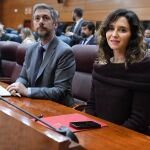 MADRID.-Ayuso defiende si PSOE la ataca en lo personal es que están "muy mal" y apunta a tramas "con rulos de dinero y pistolas"