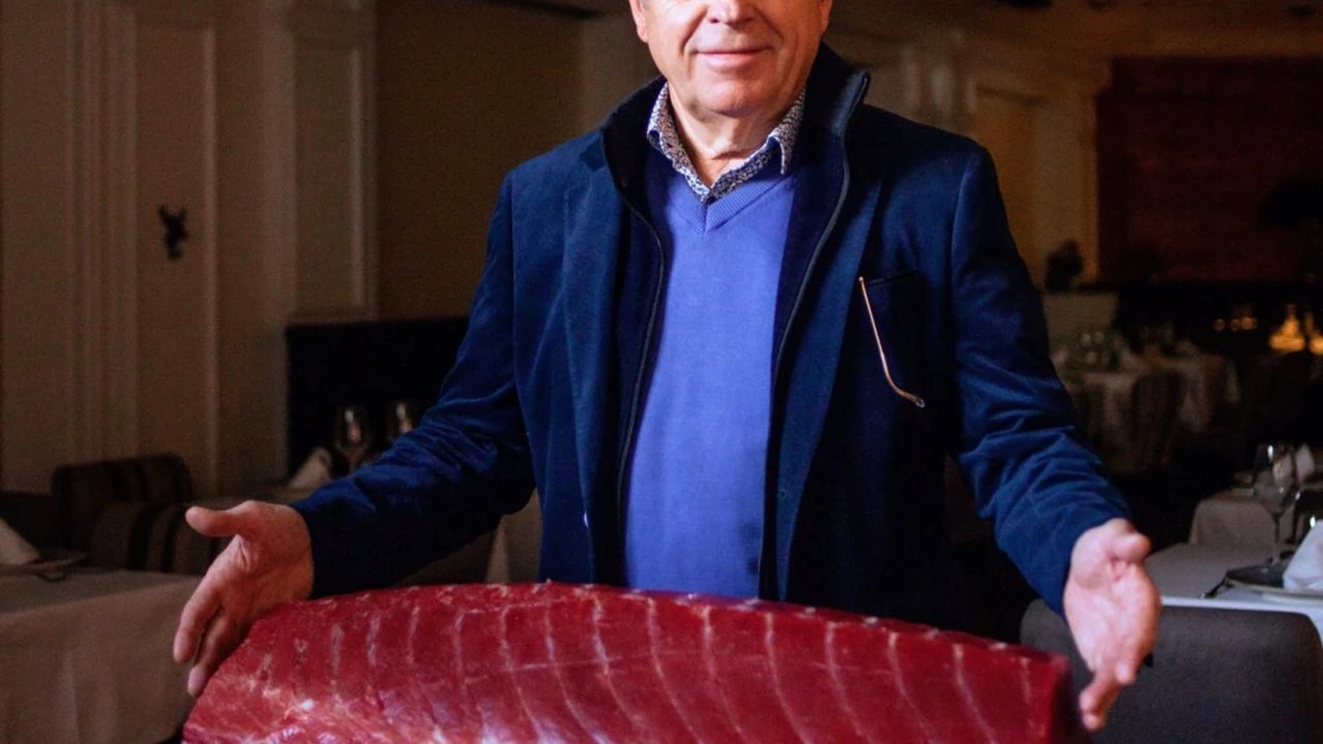 Antonio Martínez, de La Gaditana, con el atún, uno de los platos estrella