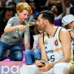 Rudy Fernández, junto a sus hijos, tras ganar la última Copa del Rey