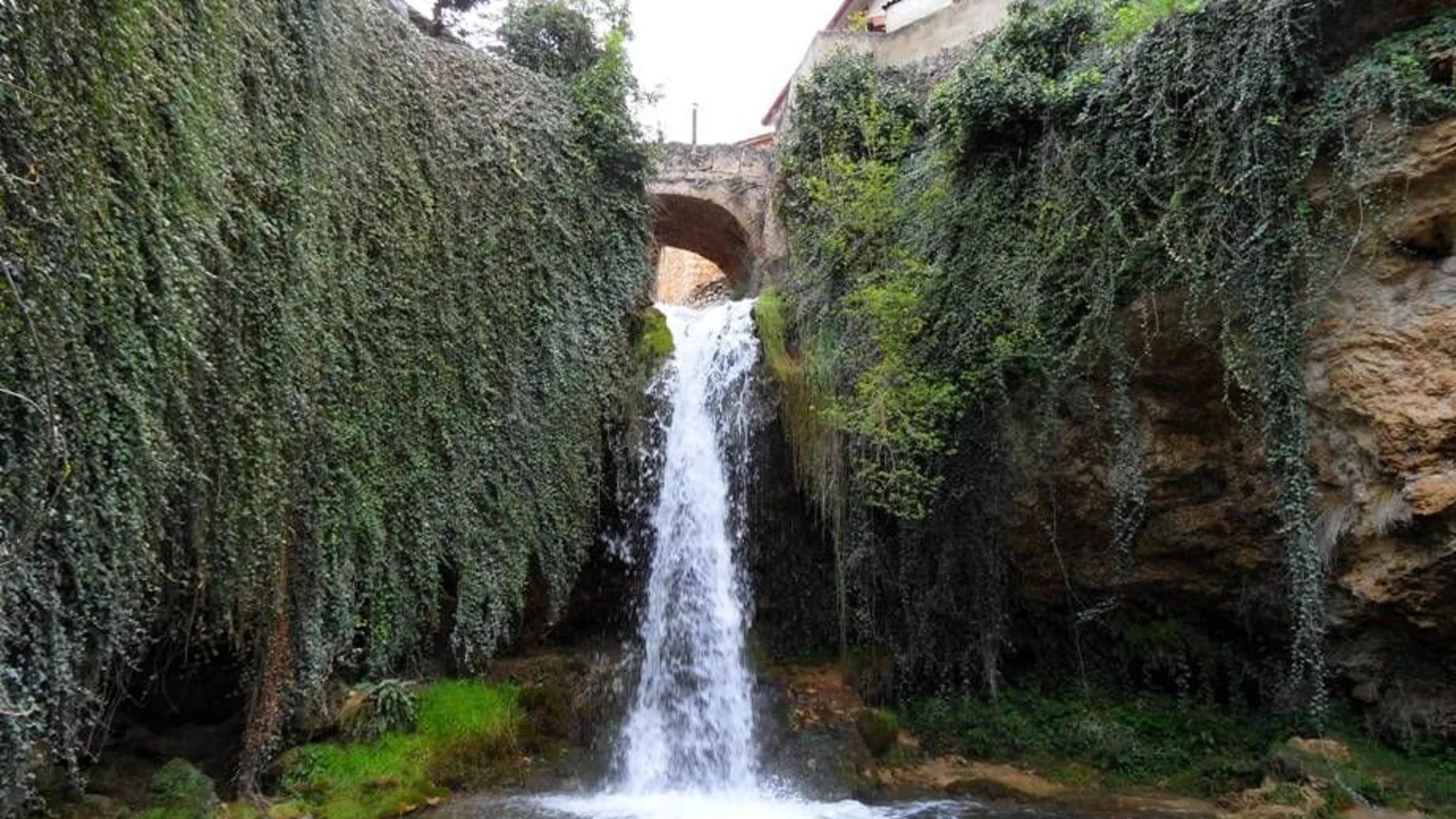 Imagen de una de las cascadas de Tobera