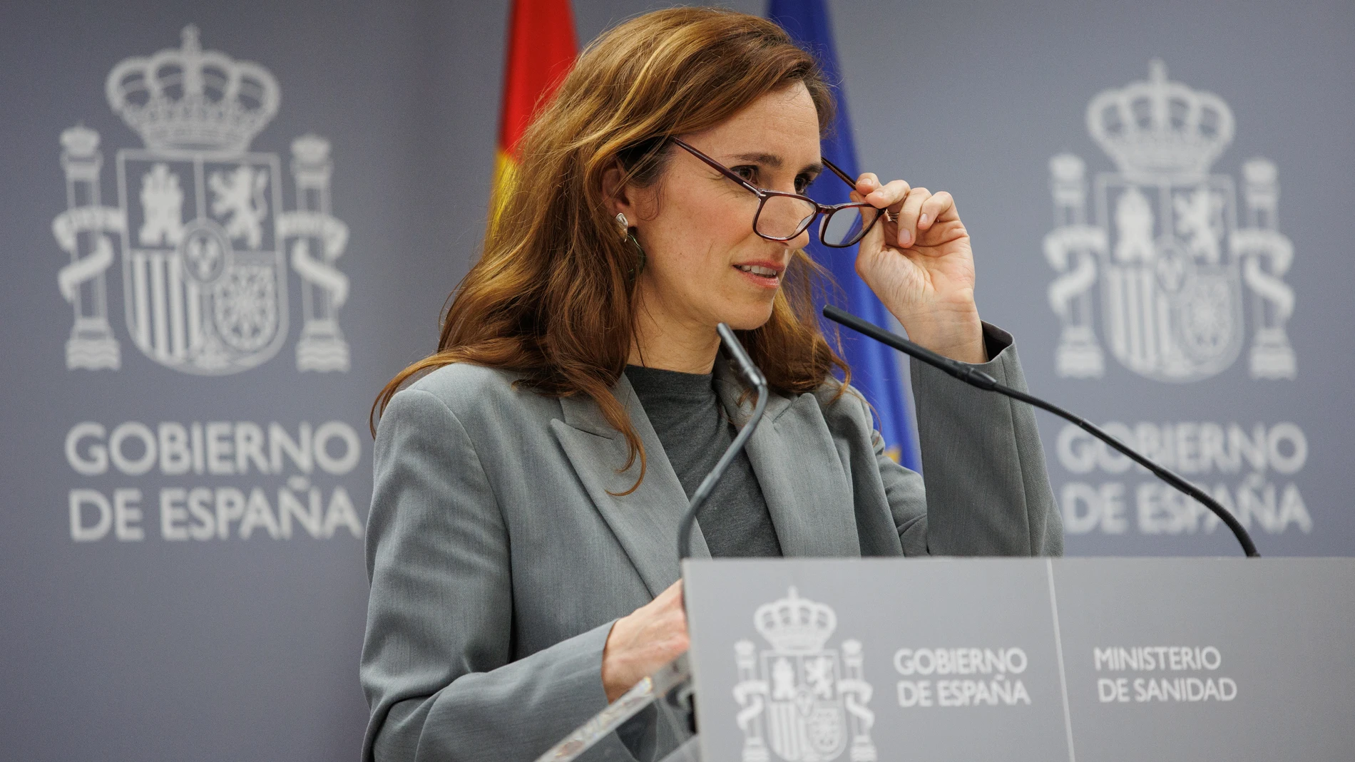 La ministra de Sanidad, Mónica Garcia, ofrece una rueda de prensa, en la sede del ministerio, a 5 de abril de 2024, en Madrid (España). El Ministerio de Sanidad ha dado luz verde al Plan Integral de Prevención y Control del Tabaquismo (PIT) 2024-2027, que solo ha obtenido el apoyo de cinco comunidades autónomas. Se trata de la primera gran medida desde que Mónica García encabeza la institución y busca reducir la presencia de humo en el espacio público y disminuir el consumo de tabaco.05 ABR...