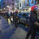 Amplio despliegue de la Ertzaintza en el barrio bilbaíno de San Francisco con motivo del mitin de Vox