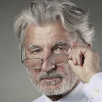 Las canas son una parte natural del proceso de envejecimiento del cabello y pueden ser causadas por una variedad de factores
