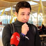 Froilán despliega todos sus encantos con la prensa a su llegada a Madrid para la boda de Martínez-Almeida