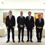De izquierda a derecha, el presidente de IBM España, Portugal, Grecia e Israel, Horacio Morell; el presidente del Gobierno, Pedro Sánchez; el vicepresidente senior de IBM y director de IBM Research, Darío Gil; y el Ministro de Transición Digital y Función Pública, José Luis Escrivá, en el Complejo de la Moncloa.