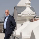 Mauro Guillén en la azotea de la fundación Rafael del Pino en Madrid