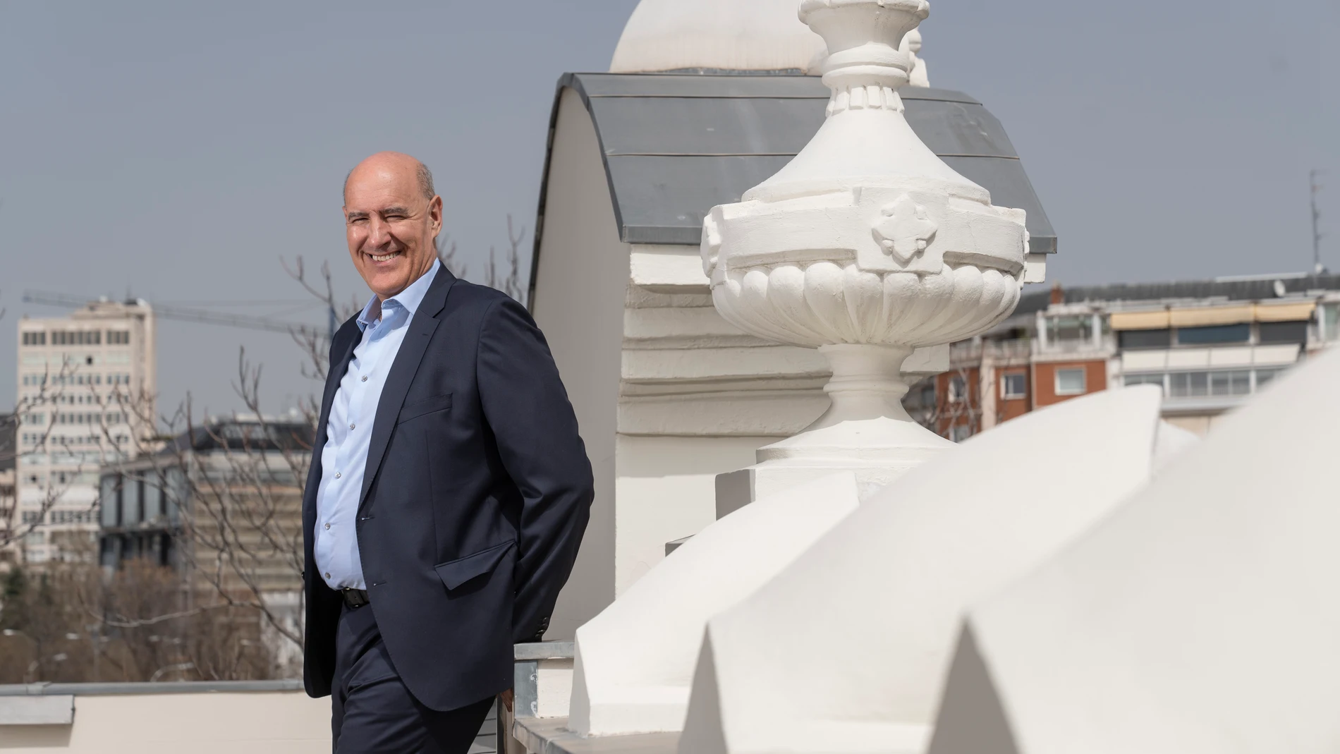 Mauro Guillén en la azotea de la fundación Rafael del Pino en Madrid