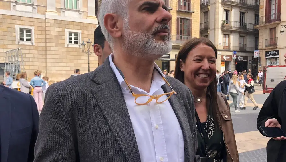El líder de Cs en Catalunya, Carlos Carrizosa, en declaraciones a periodistas ante el Palau de la Generalitat