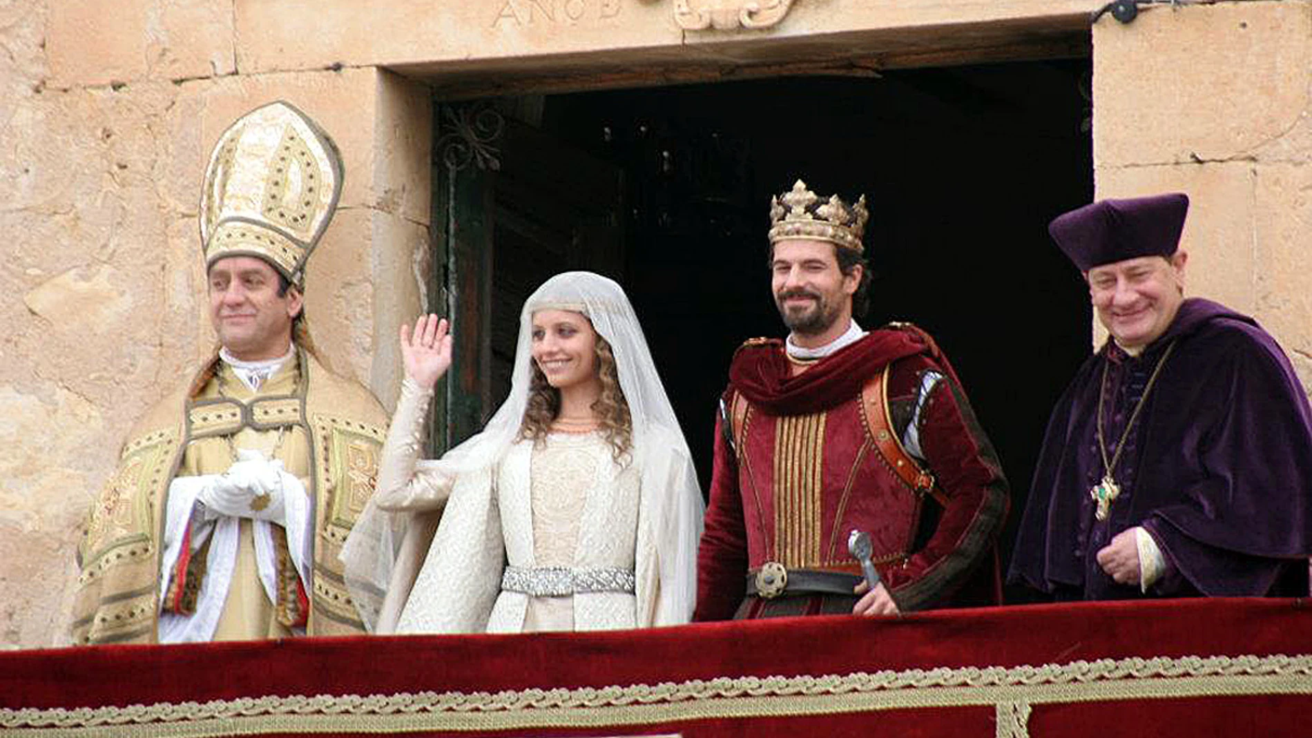 Michelle Jenner y Rodolfo Sancho durante el rodaje en Pedraza de la serie "Isabel"
