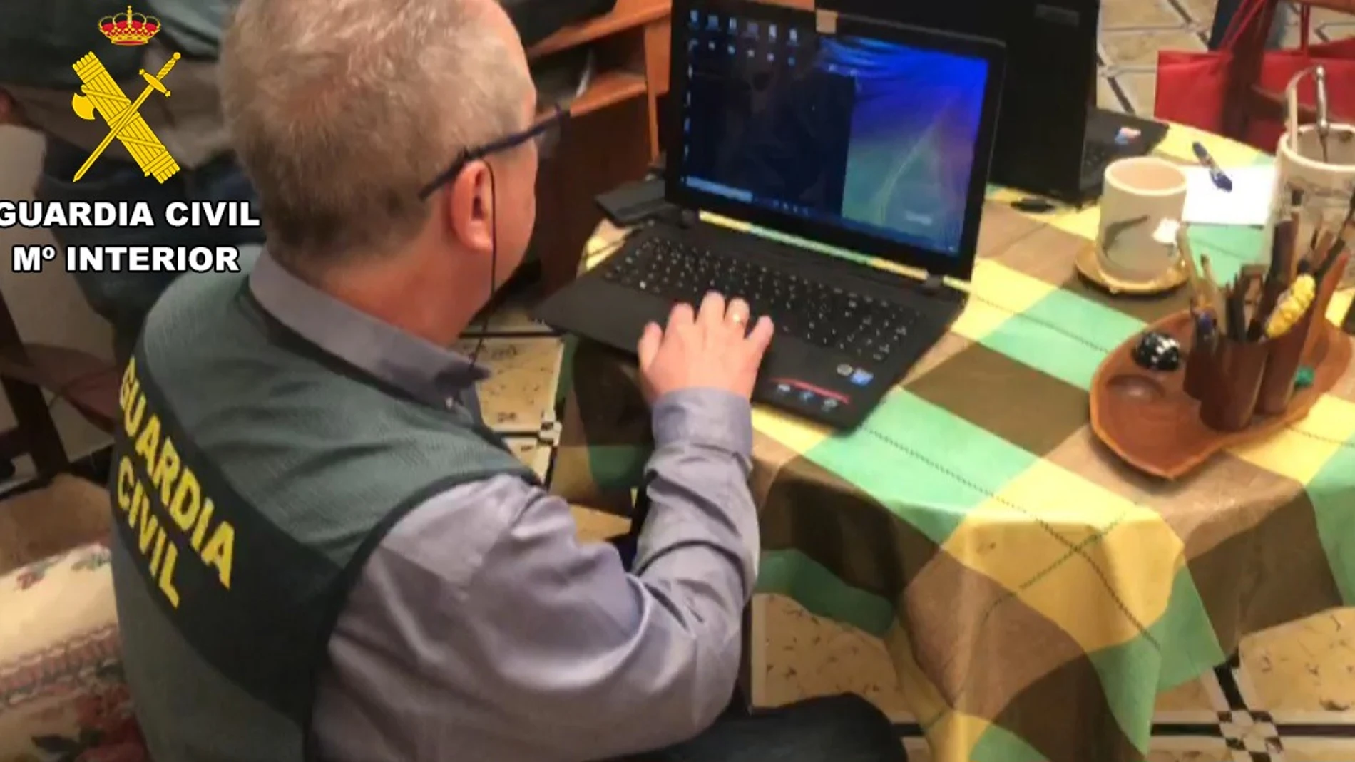 Detenido en Barajas un pedófilo tras portar material pornográfico infantil en su maleta