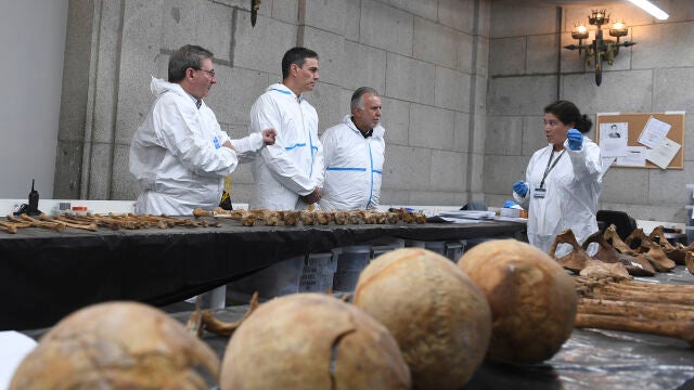 Sánchez visita en Cuelgamuros las labores para identificar a los exhumados de las criptas