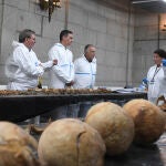Sánchez visita en Cuelgamuros las labores para identificar a los exhumados de las criptas