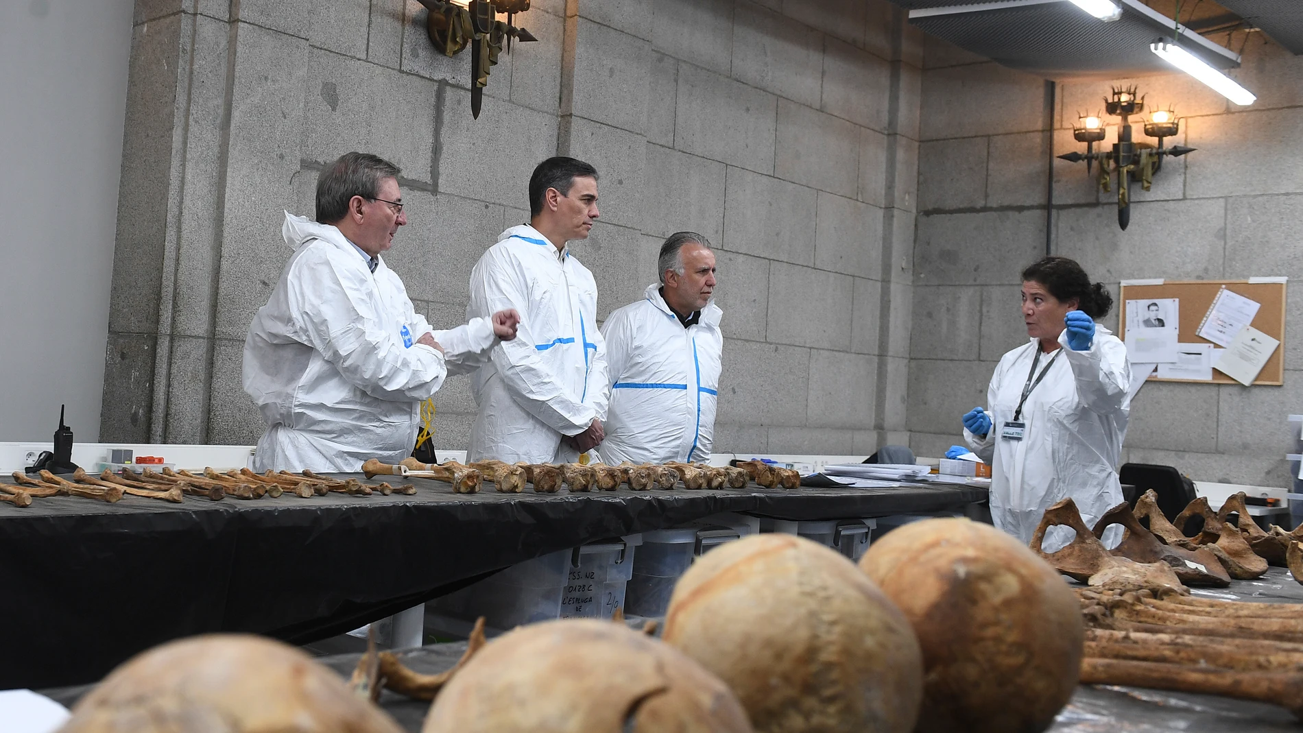 Sánchez visita en Cuelgamuros las labores para identificar a los exhumados de las criptas