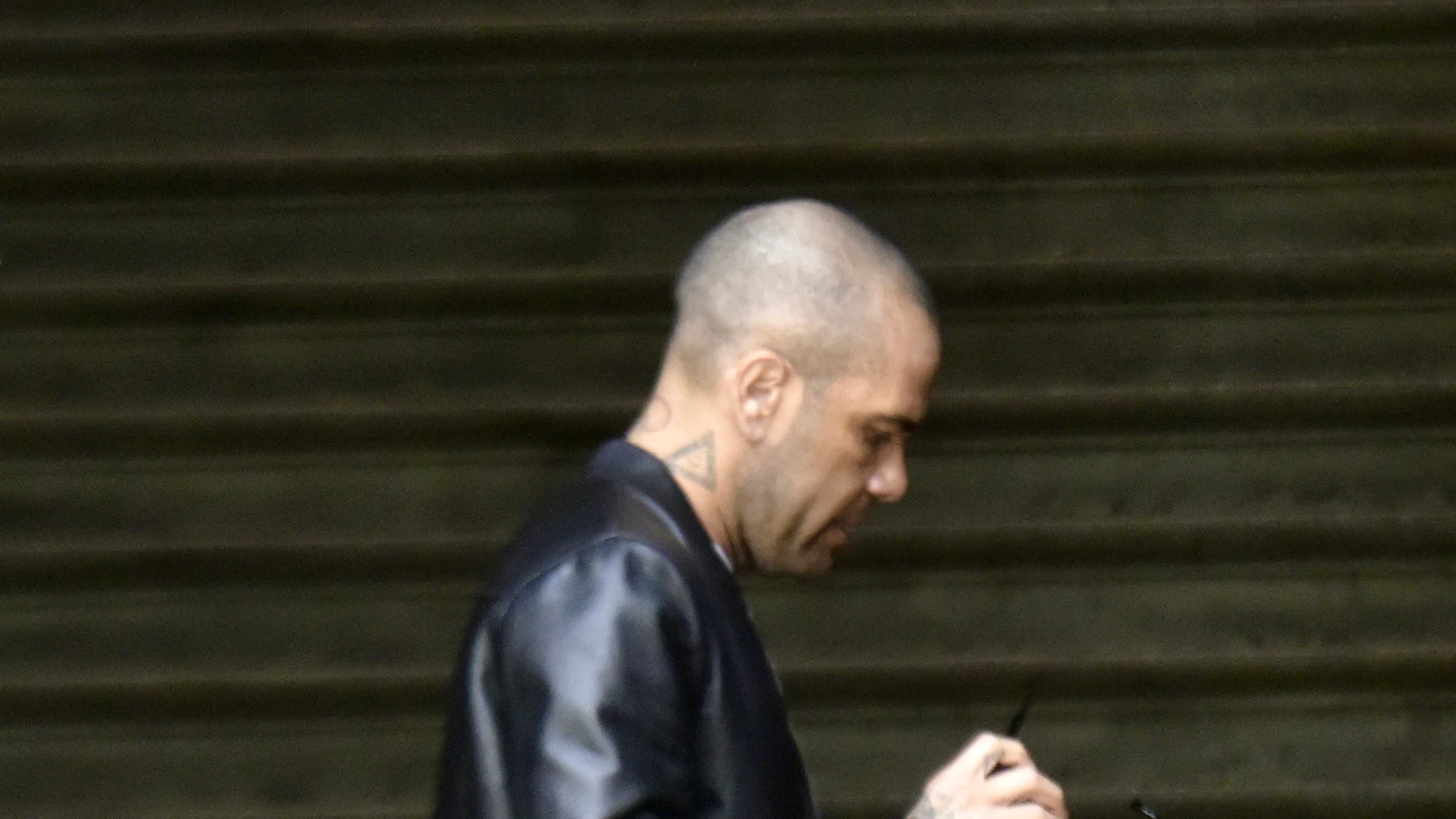 Dani Alves llegando a la Audiencia de Barcelona para comparecer por segunda vez para certificar que no ha huido, a 05 de abril de 2024, en Barcelona (España).FUTBOLISTA;AUDIENCIA DE BARCELONA;PERSONAJE;FIRMA;LIBERTAD;CÁRCEL;05 ABRIL 2024David Oller / Europa Press05/04/2024