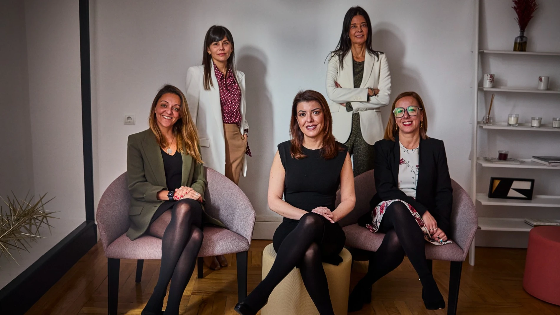 De izq. a drcha y de abajo a arriba; Pilar Valcarcel, Lucía Ferrer, Ainhoa Marcos, María Rey y Silvia Leal