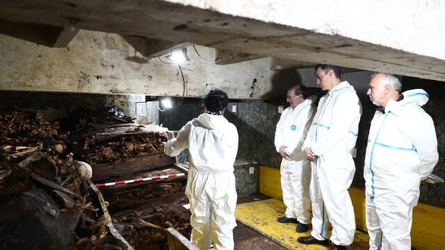 El presidente del Gobierno, Pedro Sánchez (2i), acompañado por el ministro de Política Territorial y Memoria Democrática, Ángel Víctor Torres (2d), visita el laboratorio forense de Cuelgamuros, el jueves 04 de abril, para conocer sobre el terreno las tareas que se realizan para la recuperación e identificación de 160 víctimas del franquismo reclamadas por sus familias. 