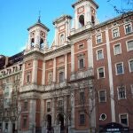 Fachada de la iglesia, en la calle Serrano