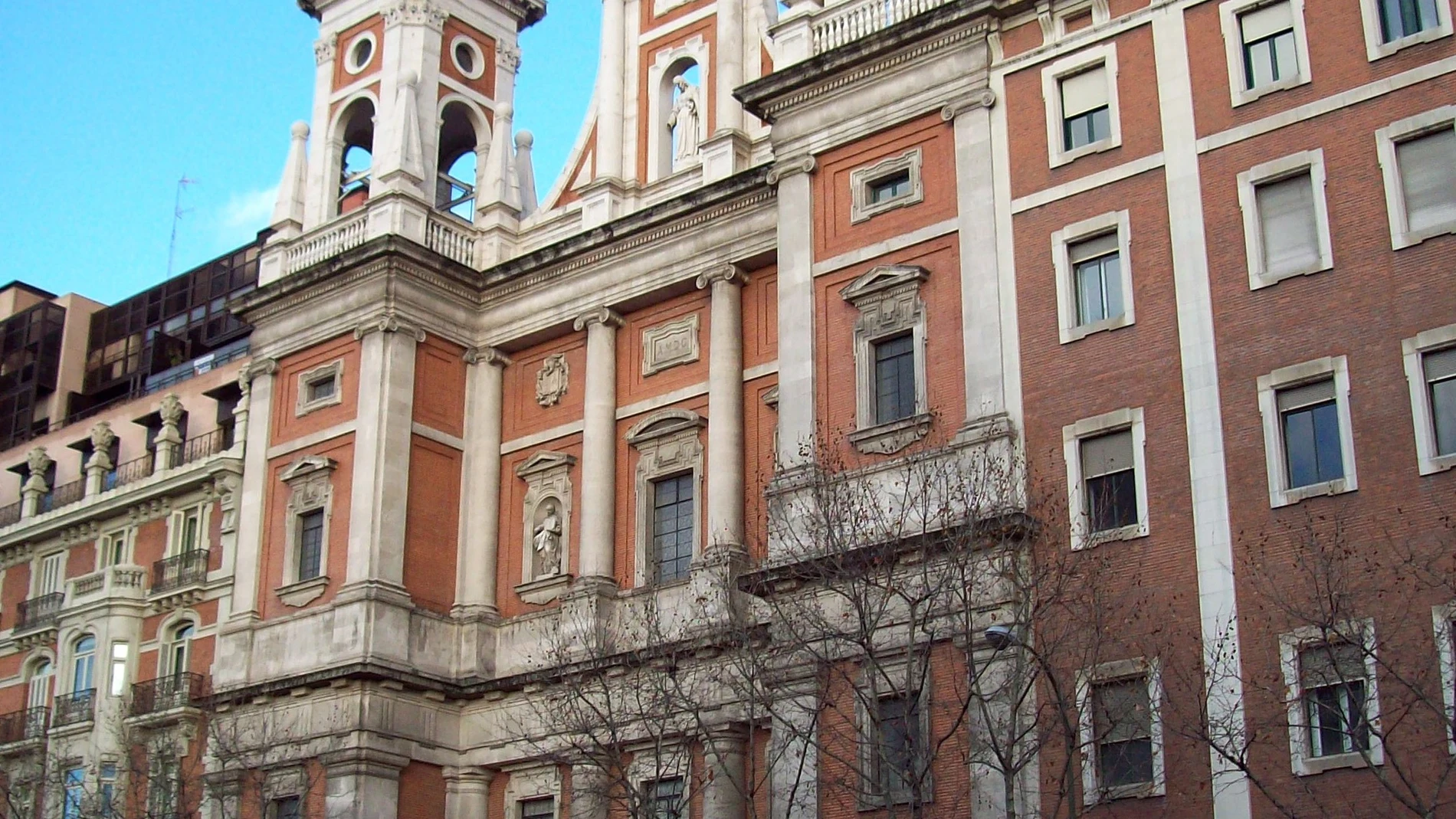 Fachada de la iglesia, en la calle Serrano
