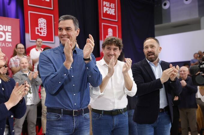 El presidente del Gobierno, Pedro Sánchez (i), apoya en un acto electoral con el candidato a lehendakari del PSE, Eneko Andueza (2d). 