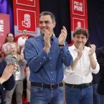 El presidente del Gobierno, Pedro Sánchez (i), apoya en un acto electoral con el candidato a lehendakari del PSE, Eneko Andueza (2d). 