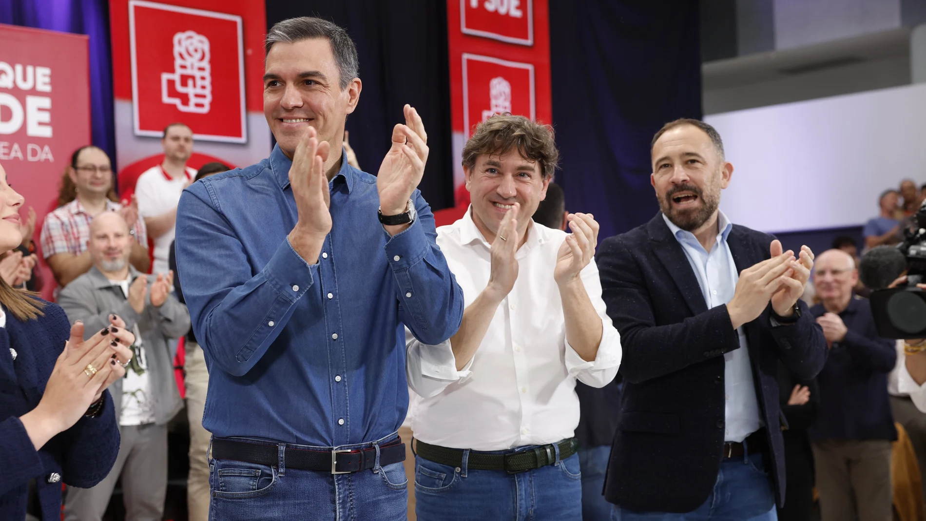 El presidente del Gobierno, Pedro Sánchez (i), apoya en un acto electoral con el candidato a lehendakari del PSE, Eneko Andueza (2d).