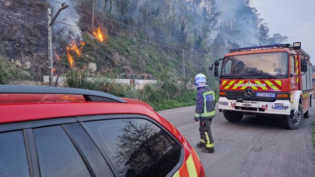 AMP.- Cantabria registra 25 incendios y cierra el tráfico ferroviario en Casar de Periedo