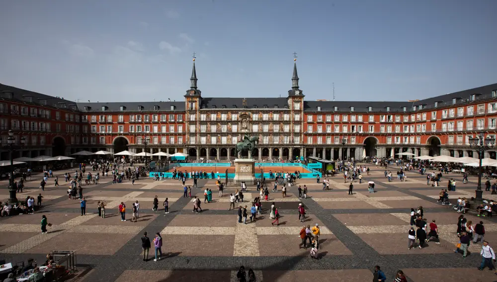 Plaza Mayor de Madrid. Pista de tenis de tierra batida instalada en la plaza como promoción del Mutua Madrid