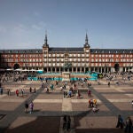 Plaza Mayor de Madrid. Pista de tenis de tierra batida instalada en la plaza como promoción del Mutua Madrid 