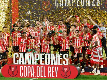 ATHLETIC CLUB - REAL MALLORCA SEVILLA, 06/04/2024.- Los jugadores del Athletic celebran tras la final de la Copa del Rey que han disputado hoy sábado ante el Mallorca en el estadio La Cartuja, en Sevilla. EFE/Julio Muñoz.