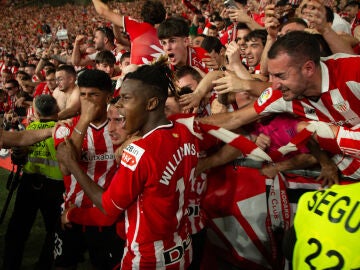 Players of Athletic Club celebrates the victory with their supporters after winning the spanish cup, Copa del Rey, Final football match played between Athletic Club and RCD Mallorca at La Cartuja stadium on April 6, 2024, in Sevilla, Spain. AFP7 06/04/2024 ONLY FOR USE IN SPAIN