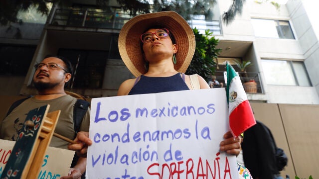 México vive con asombro y llamados a la prudencia insólito asalto a su embajada en Ecuador