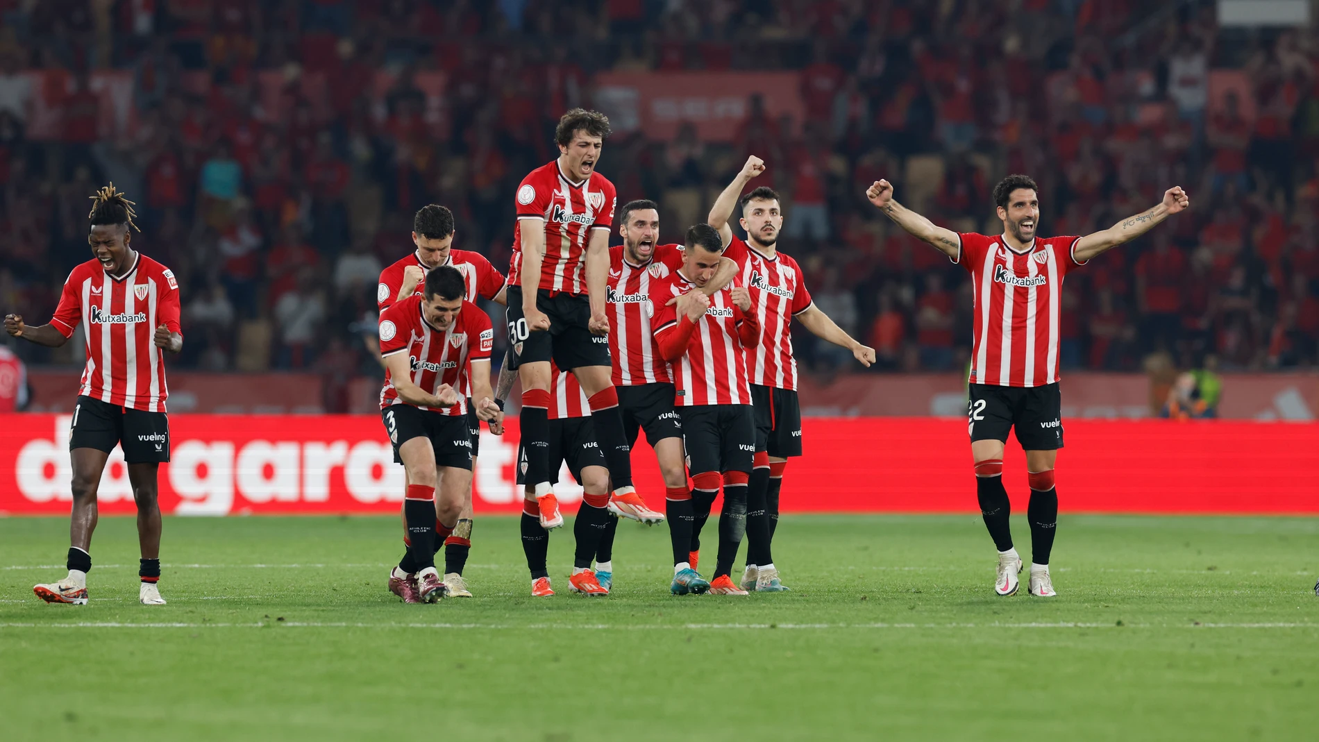 SEVILLA, 06/04/2024.- Los jugadores del Athletic celebran tras ganar la final de la Copa del Rey disputada hoy sábado en el estadio La Cartuja, en Sevilla. EFE/Julio Muñoz