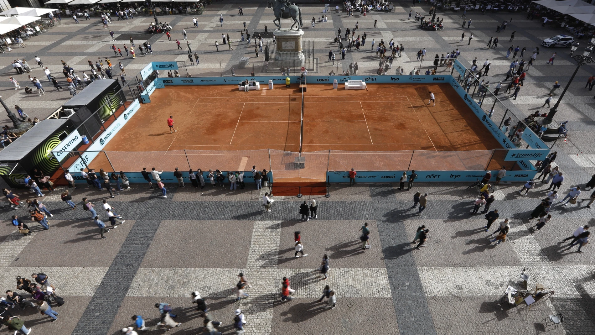 Pista de tenis de tierra batida en la Plaza Mayor. © Jesús G. Feria.