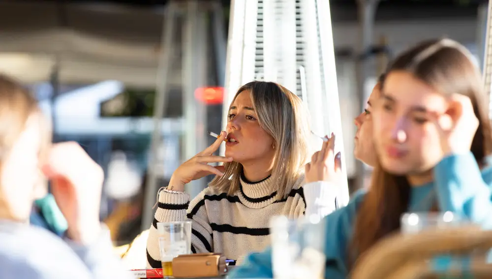 Gente fumando en terrazas de bares y restaurantes.
