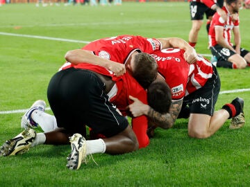 SEVILLA, 06/04/2024.- Los jugadores del Athletic Club celebran su victoria en la final de la Copa del Rey tras derrotar al Mallorca en la tanda de penaltis en el encuentro que han disputado hoy s&aacute;bado en el estadio La Cartuja, en Sevilla. EFE / Julio Mu&ntilde;oz. 