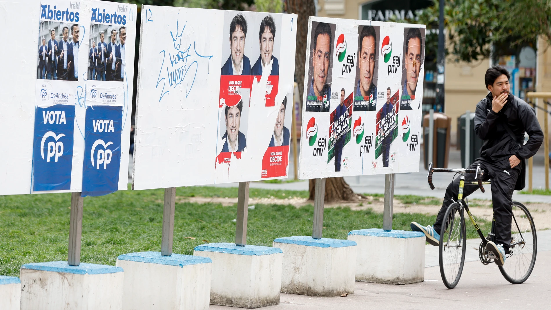 SAN SEBASTIÁN, 07/04/2024.- Vista de diferentes carteles electorales para las Elecciones Vascas este domingo en San Sebastián. EFE/Juan Herrero.