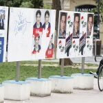  Vista de diferentes carteles electorales para las Elecciones Vascas este domingo en San Sebastián.