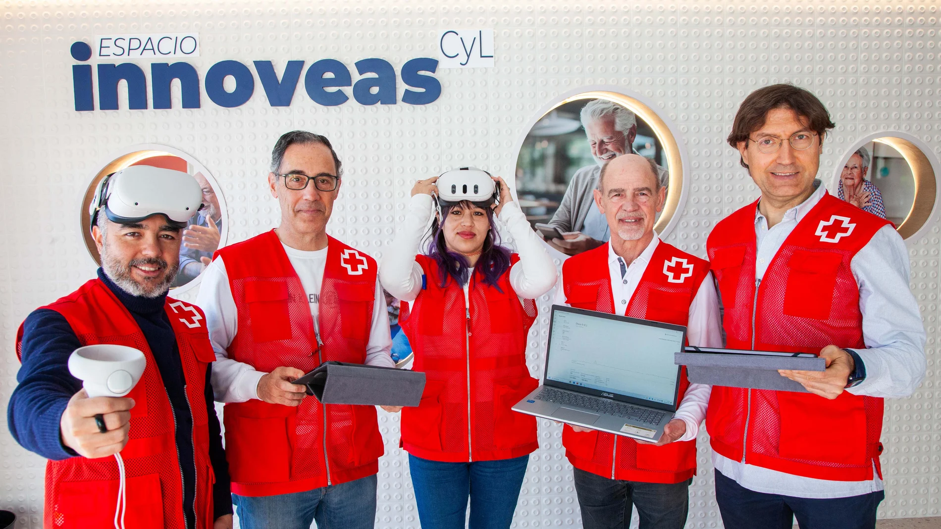 Julián Ruiz, Pablo Marcos, Rosario Laurente, Fidel Juan y Jose María Camarero, voluntarios del espacio de innovación 'Innoveas' de Cruz Roja