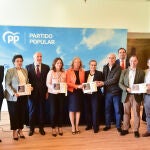 Alcaldes de la Costa del Sol y del Campo de Gibraltar posan junto al informe de 2015 en una reunión celebrada hoy lunes en Marbella para reivindicar el corredor de la Costa del Sol
